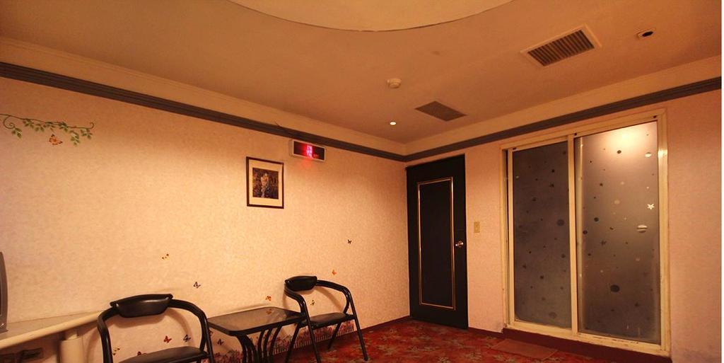 Broadway Hotel Taichung Exterior foto