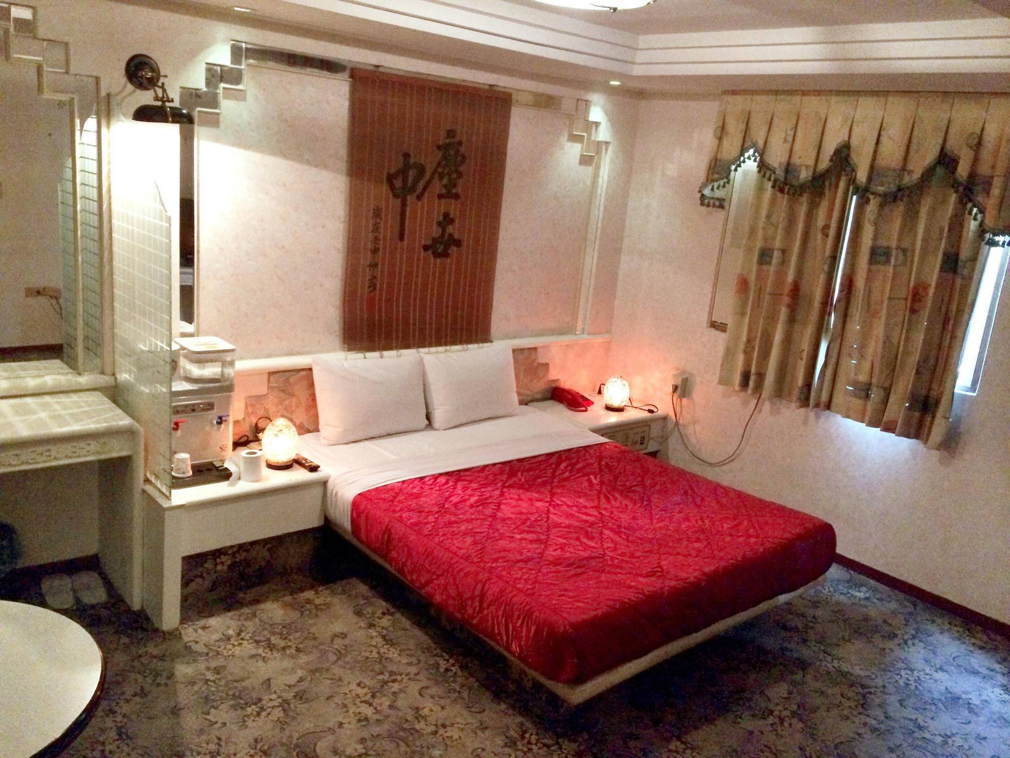 Broadway Hotel Taichung Exterior foto